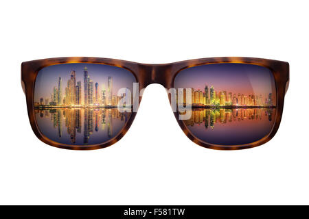 Lunettes à la mode avec un panorama magnifique de Dubaï Banque D'Images