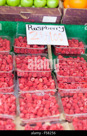 UK, Leeds, framboises à vendre à Leeds marché. Banque D'Images