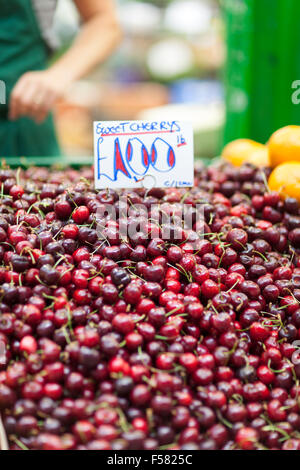 UK, Leeds, cerises à vendre à Leeds marché. Banque D'Images