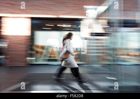 Motion blurred personnes dans le centre, l'effet de zoom Banque D'Images