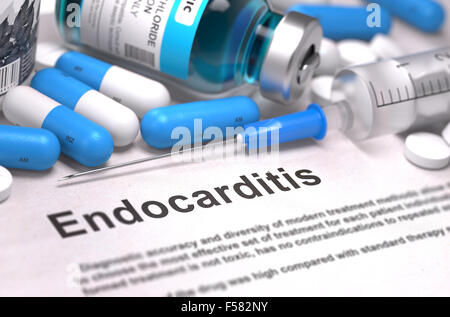 Le diagnostic - l'endocardite. Concept médical bleu avec des comprimés, des injections et d'une seringue. Focus sélectif. Arrière-plan flou. Banque D'Images