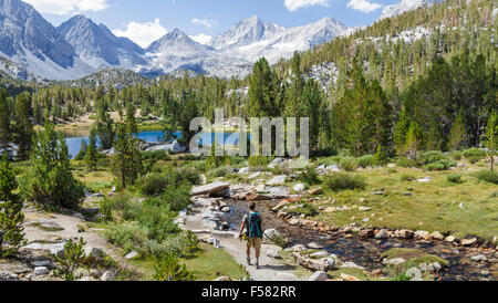 Les randonneurs de la vallée des lacs dans la région de Rock Creek Canyon dans l'Est de la Sierra en Californie du Nord Banque D'Images