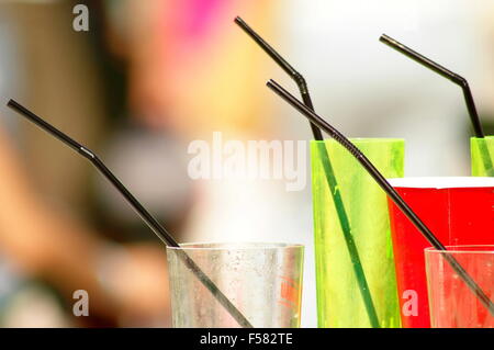 Tasses avec paille dans un magnifique flou blackground Banque D'Images