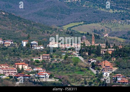 Vue sur les alentours de Tavernelle, près de Todi, sur le droit de culte de Notre Dame de Mongiovino, Ombrie, Italie Banque D'Images