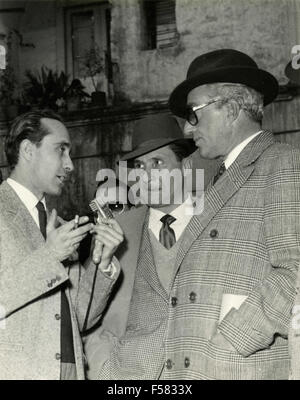 Un journaliste interviewer Vittorio De Sica et Paolo Stoppa, Italie Banque D'Images