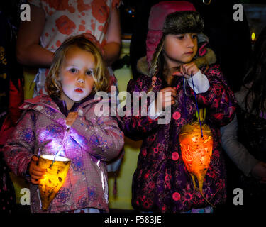 Hinton, Saint Georges, Somerset, Royaume-Uni. 29 Oct, 2015. Punkie nuit à Hinton St George. La légende raconte que les épouses de Hinton St George est allé à rencontré leurs maris comme ils revenaient de l'Chiselbrough juste. Ils ont fait des lanternes-wurzels mangle évidé pour allumer leur façon. C'est pensée pour être basé sur la vieille tradition anglaise de placer les bougies dans le navet sculpté pour faire un "Jack O' Lantern basé un conte à propos d'un homme appelé Jack, maudit pour parcourir la terre avec seulement une combustion de charbon à l'intérieur d'un navet après avoir essayé, sans succès, pour tromper le diable. Crédit : Tom Jura/Alamy Live News Banque D'Images
