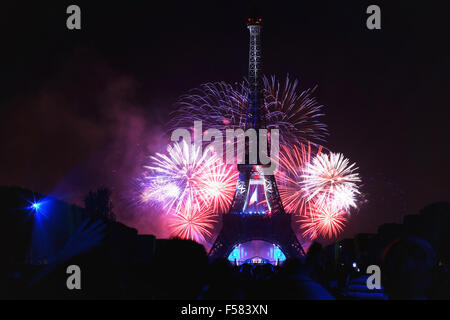Scène de nuit de feux d'artifice à la Tour Eiffel dans le jour de la Bastille, Fête nationale de la France, le 14 juillet 2013 à Paris, France Banque D'Images