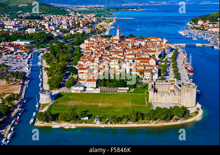 La Croatie, Dalmatie, Trogir, site du patrimoine mondial de l'UNESCO, vue aérienne Banque D'Images