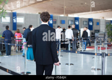 Les gens à l'aéroport, en attente dans la file d'attente pour l'enregistrement et dépôt à l'assurance Banque D'Images