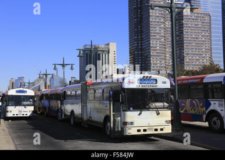 Le service de bus d'NY Waterway à Midtown West Terminal de ferries. New York City, USA Banque D'Images