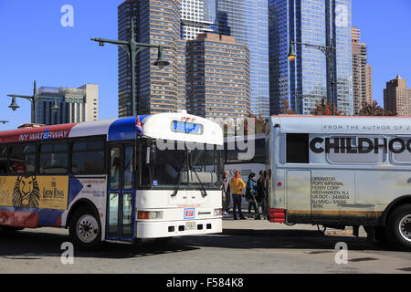 Le service de bus d'NY Waterway à Midtown West Terminal de ferries. New York City, USA Banque D'Images