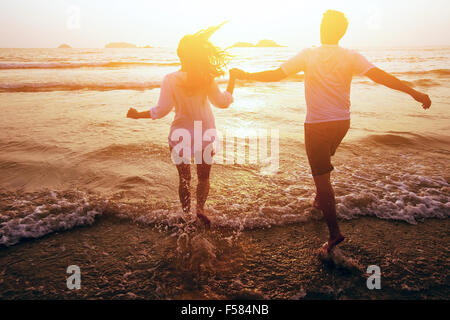 Couple heureux sur la plage, des vacances ou une lune de miel Banque D'Images