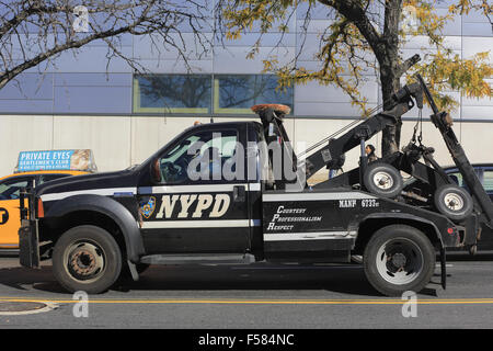 Un service de police de New York NYPD dépanneuse patrouiller la rue avec aucune zone de sardines. west side de Manhattan, New York City, USA Banque D'Images