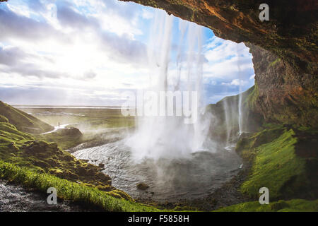 Belle cascade au coucher du soleil Banque D'Images
