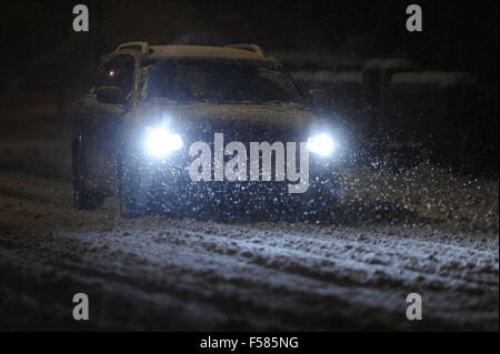 Lutte de voitures sur les routes couvertes de glace noire et la neige pendant les fortes chutes de neige dans la région de Pontypridd, Pays de Galles du Sud. Banque D'Images