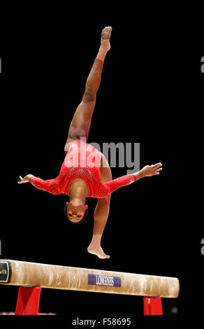 Glasgow, Grande-Bretagne. 29 Oct, 2015. Gabrielle Douglas de la United States fait concurrence à la poutre lors de la féministe tout autour de la 46e finale de championnat du monde de gymnastique artistique à Glasgow, Ecosse, Grande-Bretagne, le 29 octobre 2015. Gabrielle Douglas a pris la deuxième place avec un score de 59,316 points. Credit : Han Yan/Xinhua/Alamy Live News Banque D'Images