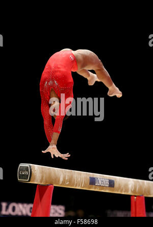 Glasgow, Grande-Bretagne. 29 Oct, 2015. Gabrielle Douglas de la United States fait concurrence à la poutre lors de la féministe tout autour de la 46e finale de championnat du monde de gymnastique artistique à Glasgow, Ecosse, Grande-Bretagne, le 29 octobre 2015. Gabrielle Douglas a pris la deuxième place avec un score de 59,316 points. Credit : Han Yan/Xinhua/Alamy Live News Banque D'Images