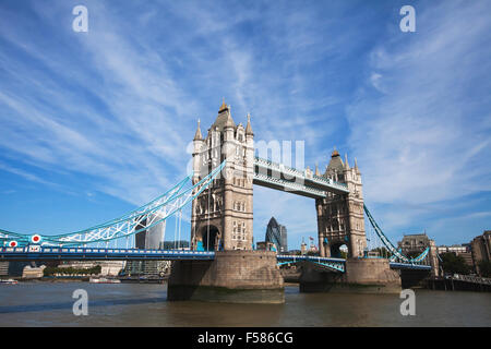 Tower Bridge à Londres avec ciel bleu Banque D'Images