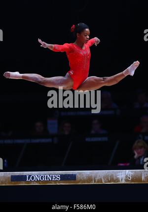 Glasgow, Grande-Bretagne. 29 Oct, 2015. Gabrielle Douglas de la United States fait concurrence à la poutre lors de la féministe tout autour de la 46e finale de championnat du monde de gymnastique artistique à Glasgow, Ecosse, Grande-Bretagne, le 29 octobre 2015. Gabrielle Douglas a pris la deuxième place avec un score de 59,316 points. Credit : Gong Bing/Xinhua/Alamy Live News Banque D'Images