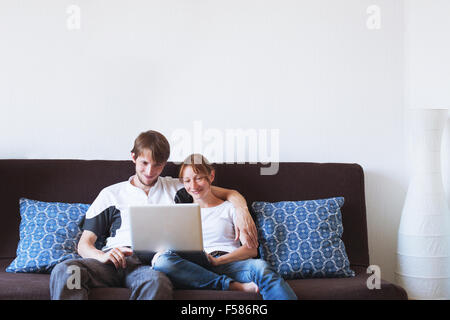 Couple avec laptop at home Banque D'Images