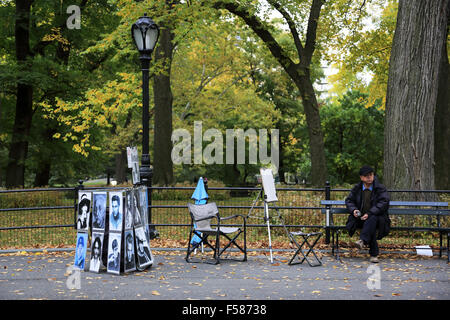 Portrait d'un artiste de rue en attente pour les clients dans le centre commercial de Central Park. Manhattan. La ville de New York. USA Banque D'Images