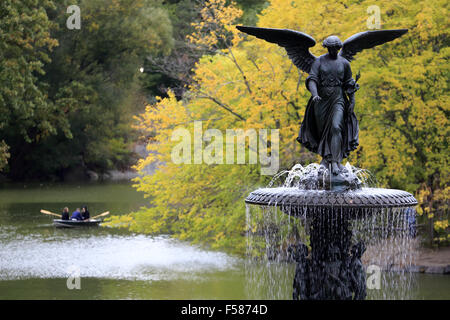 Ange ailé de Fontaine Bethesda avec les visiteurs dans le lac en bateau à Central Park. La ville de New York. USA Banque D'Images