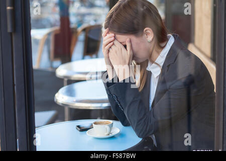 Femme pleurer dans cafe Banque D'Images