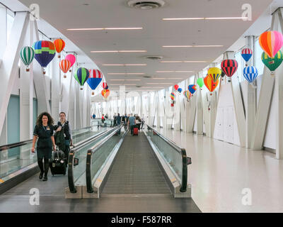 Les voyageurs de l'aéroport, trottoirs roulants à l'aéroport international John F. Kennedy, New York Banque D'Images