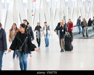 Les voyageurs de l'aéroport, trottoirs roulants à l'aéroport international John F. Kennedy, New York Banque D'Images