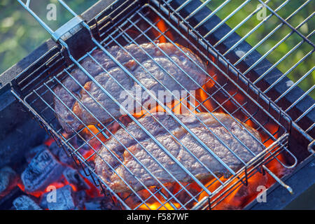 Deux steaks de faux-filet de Cuisson barbecue Banque D'Images