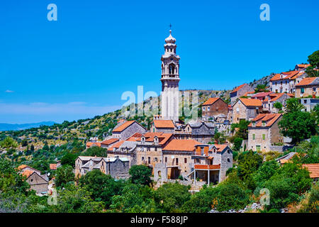 La Croatie, Kvarner, île de Brac, Lozisca village, le plus important de l'île campanile Banque D'Images