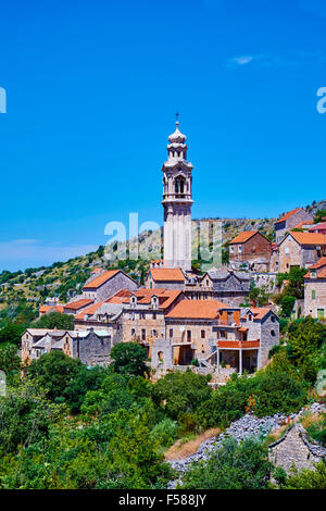 La Croatie, Kvarner, île de Brac, Lozisca village, le plus important de l'île campanile Banque D'Images