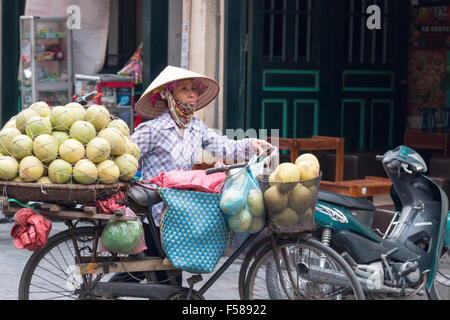 Vietnames elady mûr de fruits frais de vente de son vélo au vieux quartier de Hanoi,Vietnam,Asia Banque D'Images