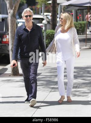 L'humoriste canadien David Steinberg et son épouse Robyn Todd sortir shopping à Beverly Hills avec : David Steinberg, Robyn Todd Où : Los Angeles, California, United States Quand : 28 août 2015 C Banque D'Images