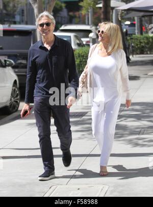 L'humoriste canadien David Steinberg et son épouse Robyn Todd sortir shopping à Beverly Hills avec : David Steinberg, Robyn Todd Où : Los Angeles, California, United States Quand : 28 août 2015 C Banque D'Images