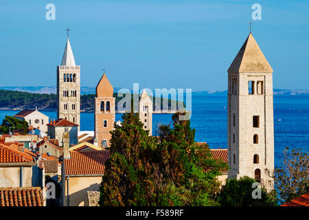 La Croatie, Kvarner, Île et ville de Rab, succession de clochers Banque D'Images