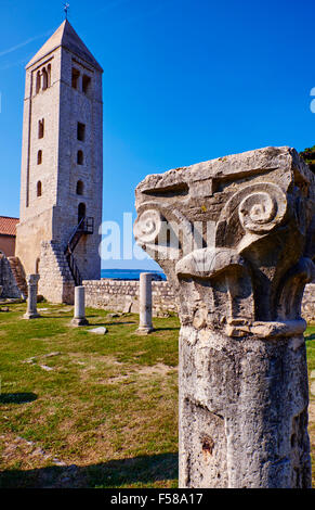 La Croatie, Kvarner, Île et ville de Rab, le clocher de style médiéval et piliers de l'église de St Jean l'Evange Banque D'Images