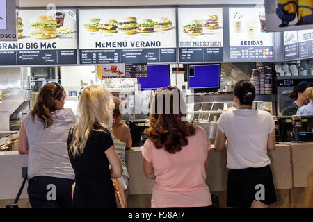 Tolède Espagne, Europe, espagnol, hispanique latin Latino immigrants ethniques minorités, Plaza Zocodover Square, McDonalds, restauration rapide, restaurant Banque D'Images