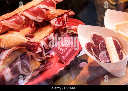 Tolède Espagne,Europe,Espagnol,Hispanic restaurant restaurants cuisine café cafés, vente de tapas, jambon ibérique, ibérique, jambon fumé, saucisse, cônes, sable Banque D'Images