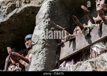 Close-up of Tao Tao tendre la main au village de Lemo, Toraja de Sulawesi, Indonésie. Banque D'Images