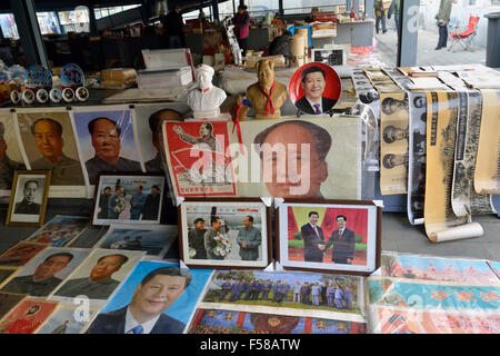 Souvenirs de président chinois Xi Jinping est en vente avec celle de Mao Zedong à marché aux puces de Panjiayuan à Pékin, en Chine. 2014 Banque D'Images