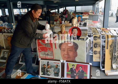 Souvenirs de président chinois Xi Jinping est en vente avec celle de Mao Zedong à marché aux puces de Panjiayuan à Pékin, en Chine. 2014 Banque D'Images