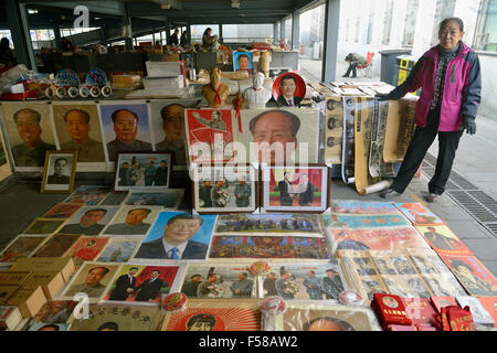 Souvenirs de président chinois Xi Jinping est en vente avec celle de Mao Zedong à marché aux puces de Panjiayuan à Pékin, en Chine. 2014 Banque D'Images