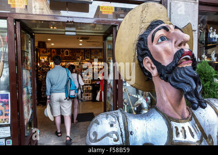 Tolède Espagne,Europe,Espagnol,hispanique Don Quijote Quichotte,statue,boutique de souvenirs,shopping shopper shoppers shopping marchés marché achat Banque D'Images