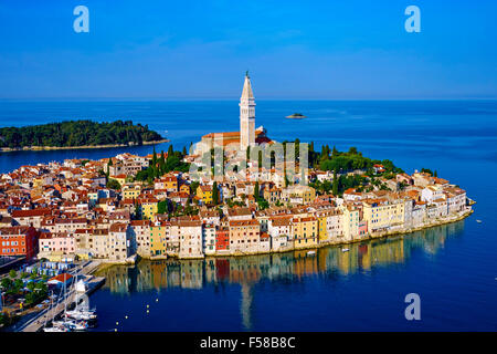 La Croatie, Istrie, vieille ville de Rovinj, cathédrale St Euphemy, vue aérienne Banque D'Images