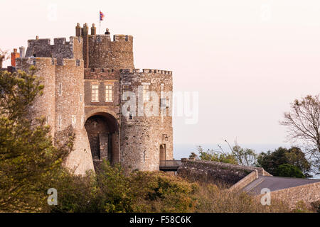 L'Angleterre, le château de Douvres. L'imposante porte de constables, vue latérale avec un coucher du soleil la lumière sur les murs au cours de l'heure d'or. Ciel bleu clair. Banque D'Images