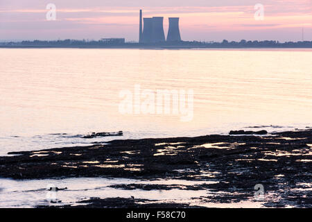 L'Angleterre, Ramsgate, The Pegwell Bay. Ciel du soir sur l'autre en haut du châssis avec station d'alimentation qui se profile à l'horizon. Rochers et mer calme au premier plan. Banque D'Images