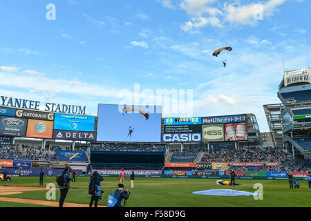 Le Bronx, New York, USA. 25 octobre, 2015. Vue générale, 25 octobre 2015 - Football/soccer : l'Équipe de parachutistes de West Point chevaliers noirs effectuer un saut dans le champ avant le match de Major League Soccer entre New York City FC 1-3 New England Revolution au Yankee Stadium dans le Bronx, New York, United States. Credit : Hiroaki Yamaguchi/AFLO/Alamy Live News Banque D'Images