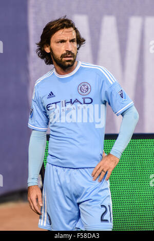 Le Bronx, New York, USA. 25 octobre, 2015. Andrea Pirlo (NYCFC), 25 octobre 2015 - Football/soccer : Andrea Pirlo de New York City FC s'apprête à prendre un coup de pied de coin au cours de la Major League Soccer match entre New York City FC 1-3 New England Revolution au Yankee Stadium dans le Bronx, New York, United States. Credit : Hiroaki Yamaguchi/AFLO/Alamy Live News Banque D'Images