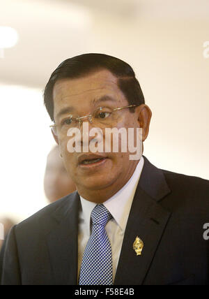 Phnom Penh, Cambodge. 30Th Oct, 2015. Le Premier ministre cambodgien Hun Sen participe à une session de l'Assemblée nationale à Phnom Penh, au Cambodge, le 30 octobre 2015. L'Assemblée nationale a voté vendredi pour retirer le parti d'opposition National Cambodge (CNRP) vice-président de Kem Sokha le poste de premier vice-président du parlement après une proposition d'une majorité des législateurs. Credit : Sovannara/Xinhua/Alamy Live News Banque D'Images